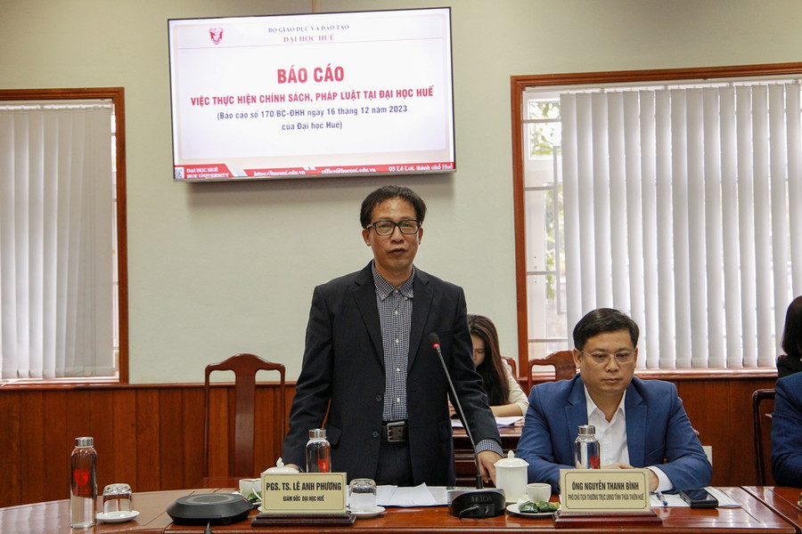 PGS.TS. Lê Anh Phương – Giám đốc ĐH Huế báo cáo tại buổi làm việc.