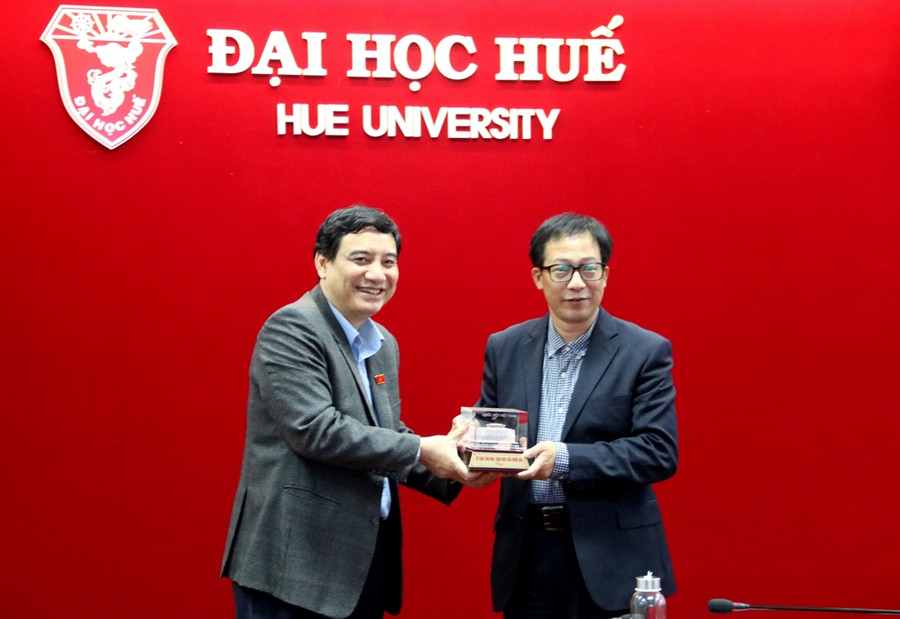 Ông Nguyễn Đắc Vinh (trái) tặng quà lưu niệm cho PGS.TS. Lê Anh Phương - Giám đốc ĐH Huế. (Ảnh: Hoàng Hải).
