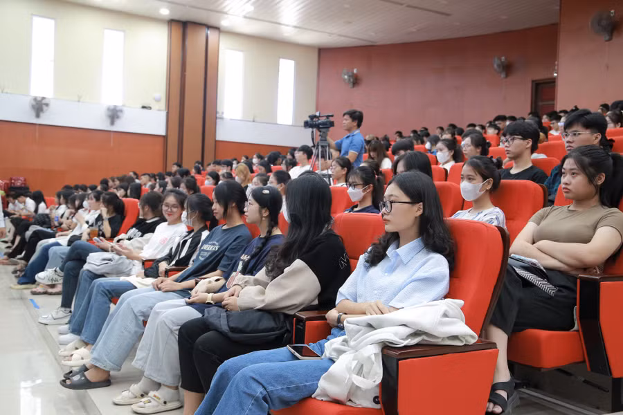 Vòng chung kết thu hút rất đông sinh viên ĐH Huế quan tâm, theo dõi.