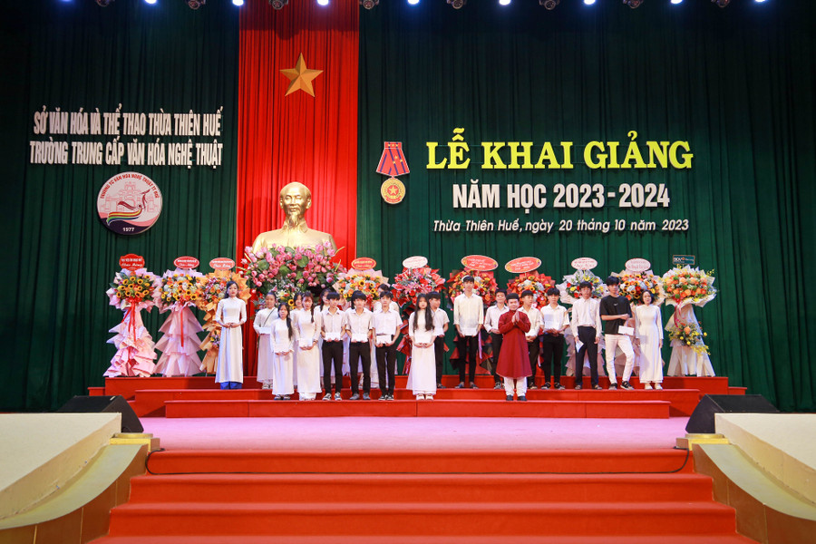 Trao tặng suất học bổng cho sinh viên đạt thành tích cao trong học tập. Trao tặng suất học bổng cho sinh viên đạt thành tích cao trong học tập.