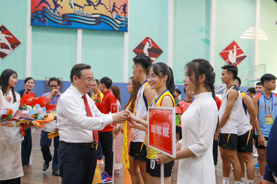 Tặng hoa và cờ lưu niệm cho các đơn vị tham gia giải bóng chuyền sinh viên toàn quốc khu vực 2. Tặng hoa và cờ lưu niệm cho các đơn vị tham gia giải bóng chuyền sinh viên toàn quốc khu vực 2.