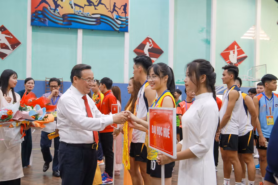 Tặng hoa và cờ lưu niệm cho các đơn vị tham gia giải bóng chuyền sinh viên toàn quốc khu vực 2. Tặng hoa và cờ lưu niệm cho các đơn vị tham gia giải bóng chuyền sinh viên toàn quốc khu vực 2.