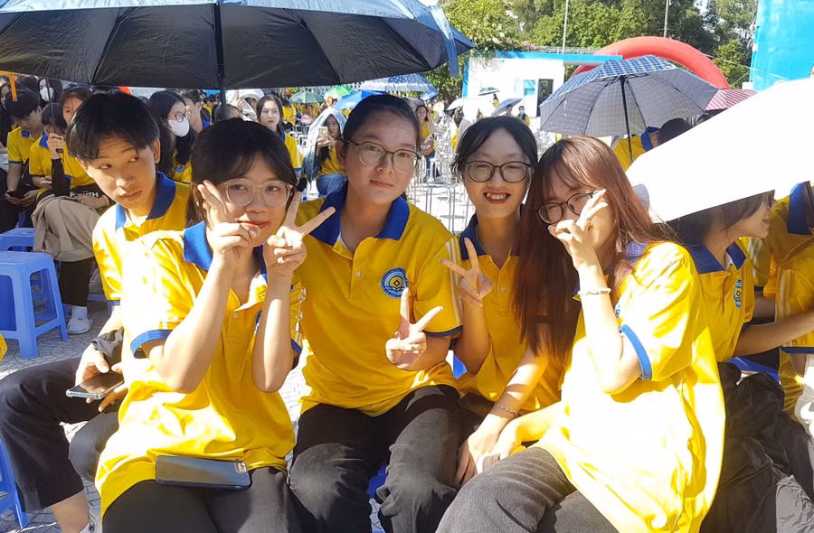 Các nữ tân sinh viên Trường Đại học Kinh tế, Đại học Huế vui tươi trong ngày khai giảng đầu tiên quãng đời đại học (Ảnh: Đại Dương).