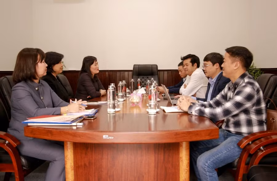 Đoàn làm việc của Văn phòng đại diện Báo GD&TĐ khu vực Miền Trung & Tây Nguyên (bên phải) làm việc với lãnh đạo Đại học Huế. (Ảnh: Hoàng Hải).