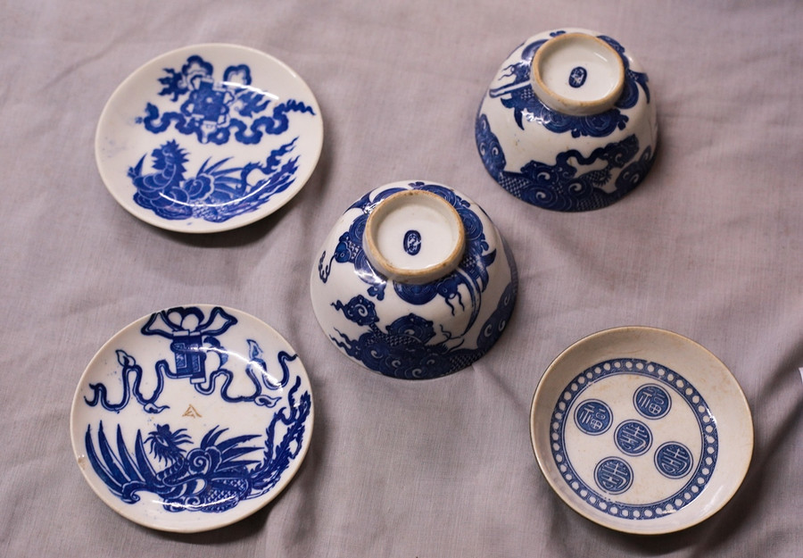 Nhiều đồ vật là bát, dĩa có giá trị lâu đời về văn hóa, lịch sử thời phong trào Cần Vương gắn liền với vua Hàm Nghi tại Huế.