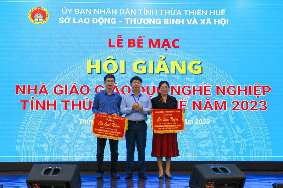 Đại diện Sở LĐ,TB&XH tỉnh Thừa Thiên - Huế tặng cờ lưu niệm cho các đơn vị đăng cai tổ chức. Đại diện Sở LĐ,TB&XH tỉnh Thừa Thiên - Huế tặng cờ lưu niệm cho các đơn vị đăng cai tổ chức.