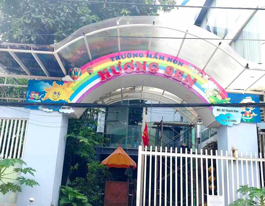 Trường Mầm non Hương Sen tại đường Thạch Hãn, TP Huế bị đình chỉ hoạt động từ ngày 25/9 khiến nhiều trẻ không có chỗ học. Trường Mầm non Hương Sen tại đường Thạch Hãn, TP Huế bị đình chỉ hoạt động từ ngày 25/9 khiến nhiều trẻ không có chỗ học.