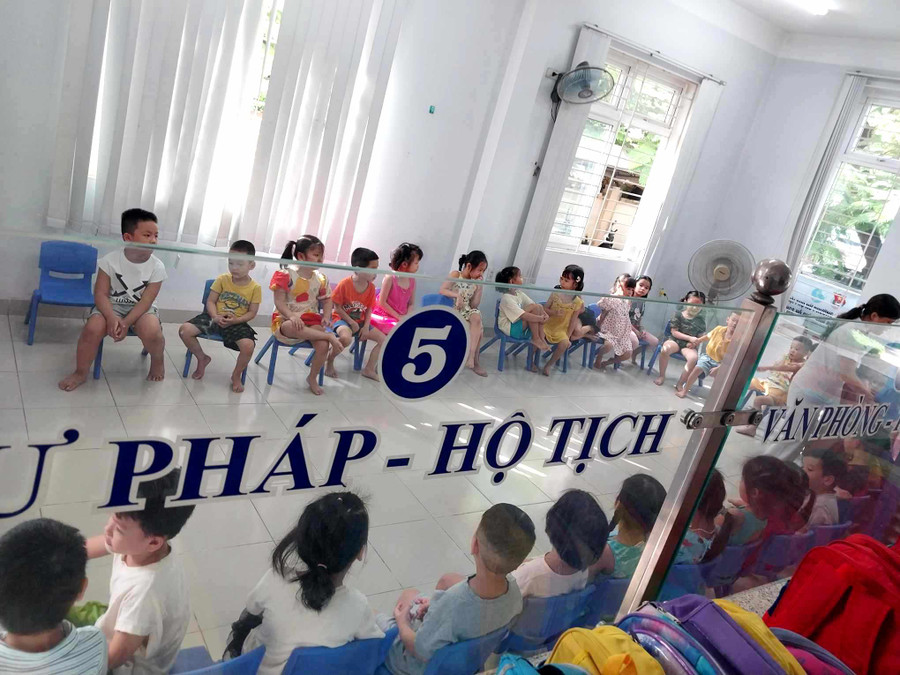 Trẻ mầm non học tạm ở trụ sở ủy ban phường. (Ảnh: B.T) Trẻ mầm non học tạm ở trụ sở ủy ban phường. (Ảnh: B.T)