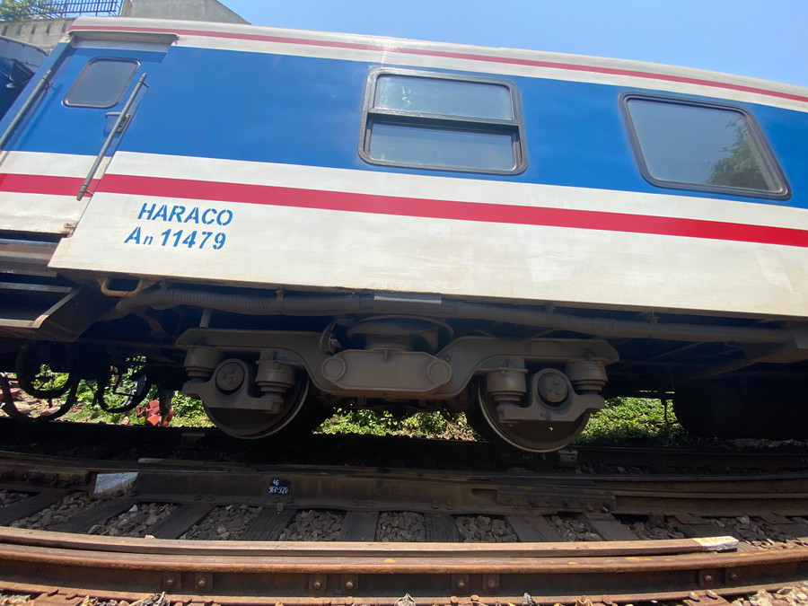 Toa tàu bị trật ray nghiêng. Toa tàu bị trật ray nghiêng.