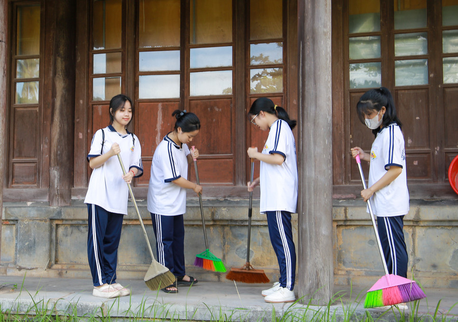 Học sinh Trường THPT Nguyễn Huệ quét dọn khu vực sảnh chính Di Luân Đường.