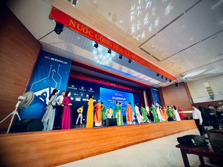 Tập duyệt văn nghệ kỹ càng.