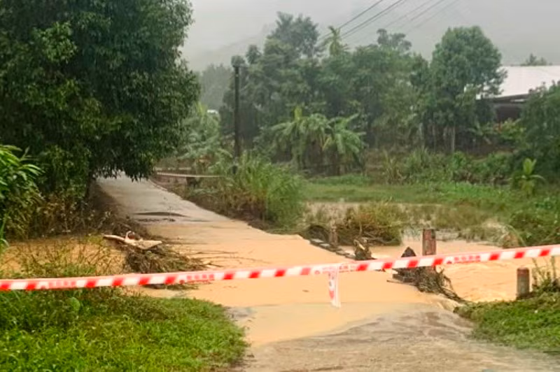 Địa hình miền núi khiến nhiều đường tại Nam Đông có nước lũ chảy xiết.