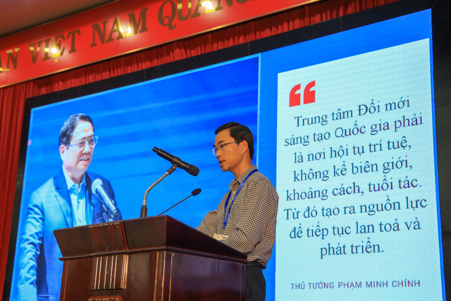 Ông Đỗ Tiến Thịnh, Phó Giám đốc Trung tâm Đổi mới sáng tạo Quốc gia trình bày tại chương trình tham luận: "Các cơ chế chính sách thúc đẩy ĐMST&KN Quốc gia". Ông Đỗ Tiến Thịnh, Phó Giám đốc Trung tâm Đổi mới sáng tạo Quốc gia trình bày tại chương trình tham luận: "Các cơ chế chính sách thúc đẩy ĐMST&KN Quốc gia".