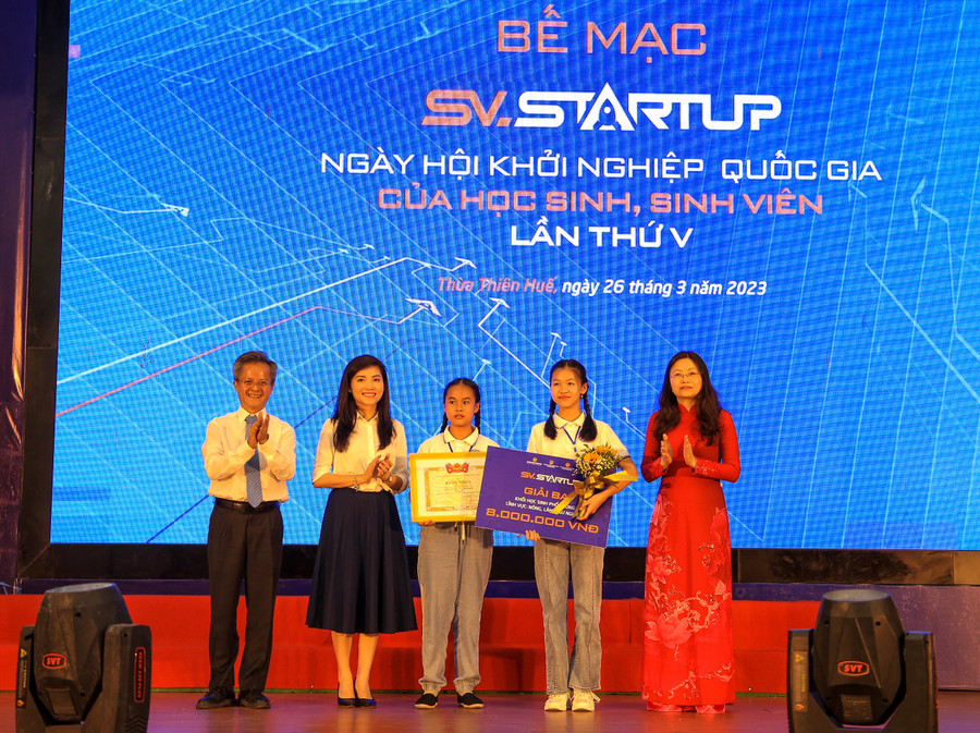 Trao giải ba cho dự án thuộc khối học sinh phổ thông trong lĩnh vực: nông, lâm, ngư nghiệp.