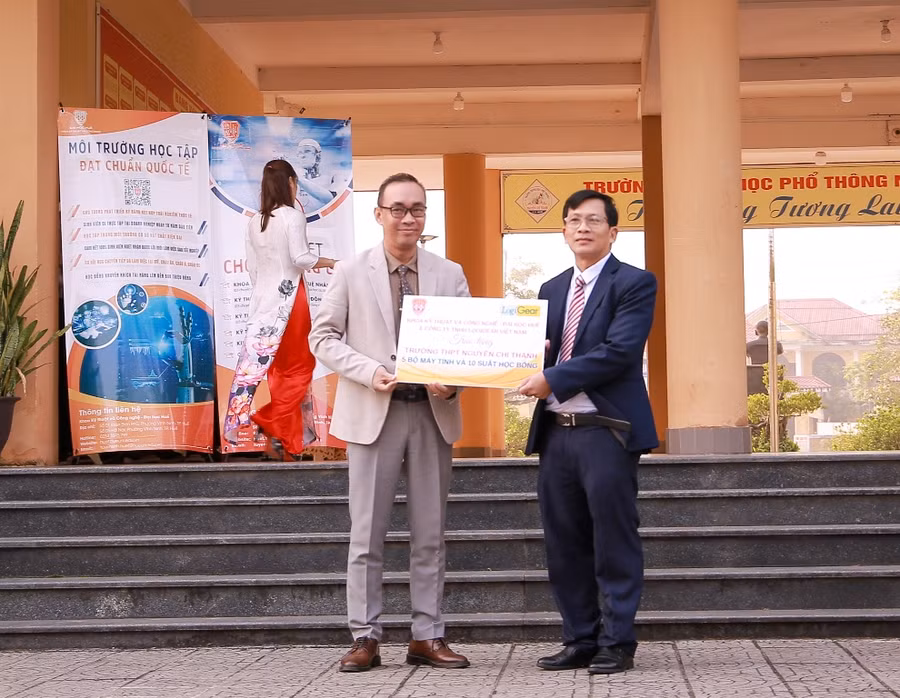 Trao học bổng cho 10 học sinh có hoàn cảnh khó khăn.