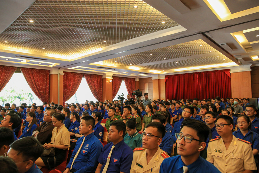 Hội nghị có sự tham gia của đại diện các cơ quan, ban ngành trên địa bàn tỉnh Thừa Thiên - Huế và hơn 300 cán bộ, đoàn viên, thanh niên. Hội nghị có sự tham gia của đại diện các cơ quan, ban ngành trên địa bàn tỉnh Thừa Thiên - Huế và hơn 300 cán bộ, đoàn viên, thanh niên.