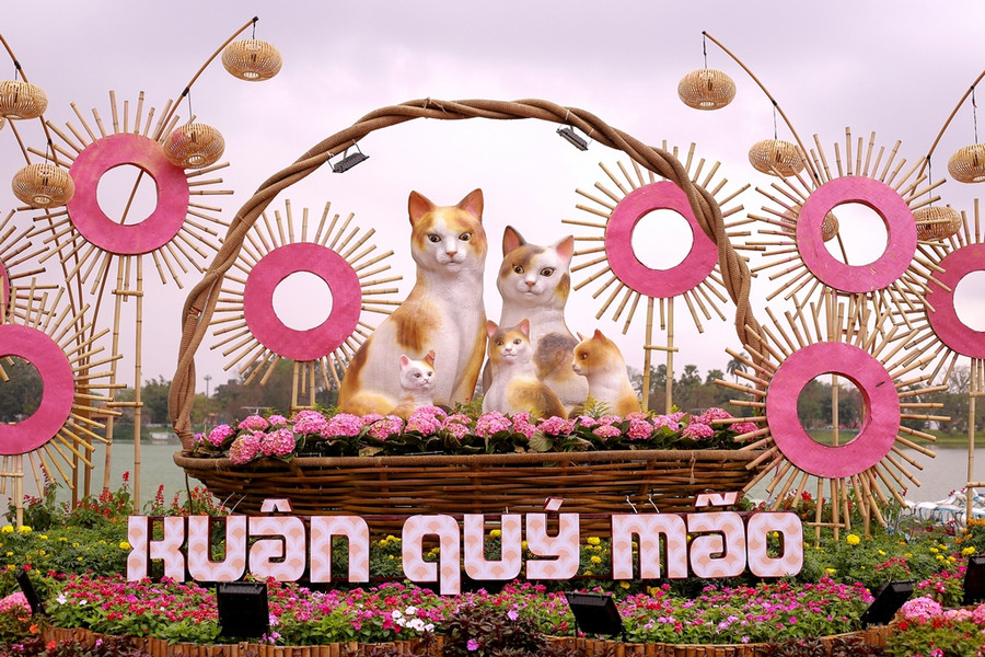 “Đại gia đình” mèo đặt cạnh sông Hương, đối diện trụ sở UBND tỉnh Thừa Thiên – Huế. Linh vật vừa được đặt vào ngày 15/1 (24 tháng Chạp). “Đại gia đình” mèo đặt cạnh sông Hương, đối diện trụ sở UBND tỉnh Thừa Thiên – Huế. Linh vật vừa được đặt vào ngày 15/1 (24 tháng Chạp).