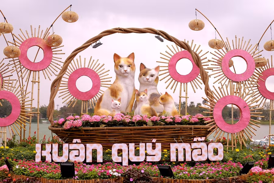 “Đại gia đình” mèo đặt cạnh sông Hương, đối diện trụ sở UBND tỉnh Thừa Thiên – Huế. Linh vật vừa được đặt vào ngày 15/1 (24 tháng Chạp).