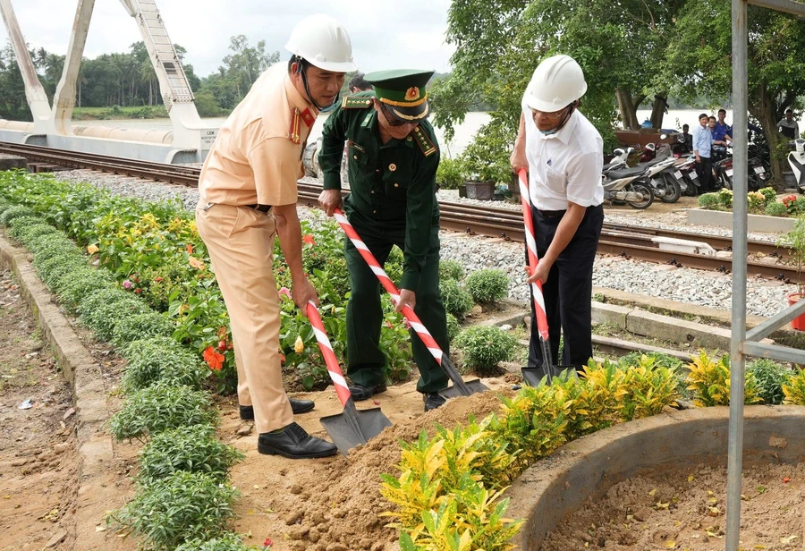 Lãnh đạo các ban ngành trồng cây hoa dọc theo cung đường sắt qua trung tâm TP Huế. (Ảnh: Ngọc Minh)