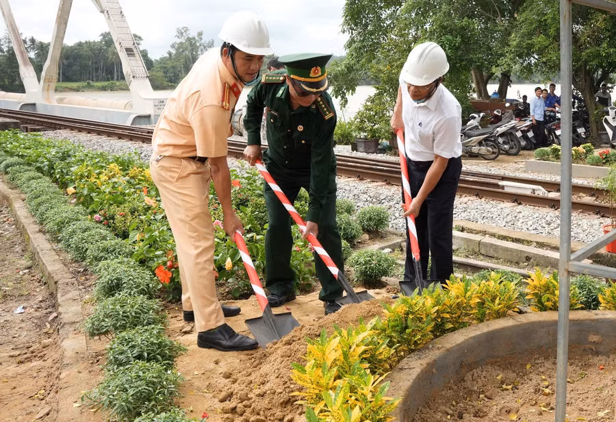 Lãnh đạo các ban ngành trồng cây hoa dọc theo cung đường sắt qua trung tâm TP Huế. (Ảnh: Ngọc Minh)