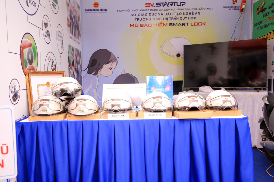 Mũ bảo hiểm Smart lock - Một ý tưởng của học sinh trường THCS thị trấn Qùy Hợp, huyện Qùy Hợp, tỉnh Nghệ An. Mũ bảo hiểm smart lock hoạt động như 1 chìa khóa thông minh trên ô tô và xe máy đời mới. Xe máy sử dụng smart key khi lại gần sẽ mở khóa được xe, khi đang điều khiển xe không có chìa khóa hoặc chìa khóa hết pin trên màn hình sẽ có bóng đèn cảnh báo. Sản phẩm có tính năng khởi động xe khi đội mũ tới gần và tự động tắt xe khi cởi mũ ra. Ngoài ra sản phẩm còn có tính năng chống trộm, sản phẩm cao cấp nhất còn có tính năng định vị khi bỏ quên hoặc khi phụ huynh cần theo dõi vị trí của con.