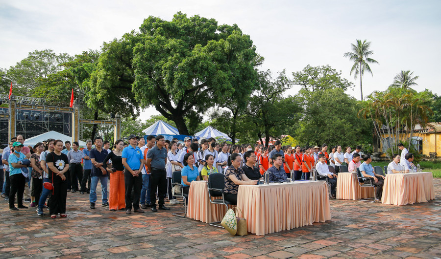 Lễ ra quân dọn dẹp vệ sinh môi trường tại khu vực Di Luân Đường, Quốc Tử Giám.