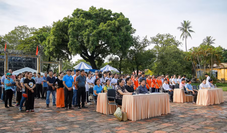 Lễ ra quân dọn dẹp vệ sinh môi trường tại khu vực Di Luân Đường, Quốc Tử Giám.