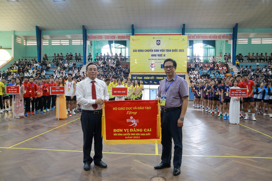 Ông Trần Văn Lam – Vụ phó Vụ Giáo dục thể chất, Bộ GD&ĐT tặng cờ cho đơn vị đăng cai ĐH Huế. Ông Trần Văn Lam – Vụ phó Vụ Giáo dục thể chất, Bộ GD&ĐT tặng cờ cho đơn vị đăng cai ĐH Huế.