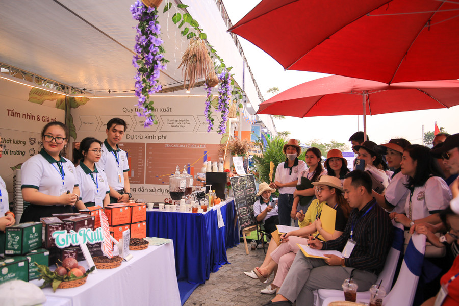 Ban Giám khảo chấm điểm gian hàng Trà túi lọc từ phụ phẩm vỏ cà phê Cascara và lá cà phê Kuti của học sinh thuộc Sở GD&amp;ĐT tỉnh Gia Lai.