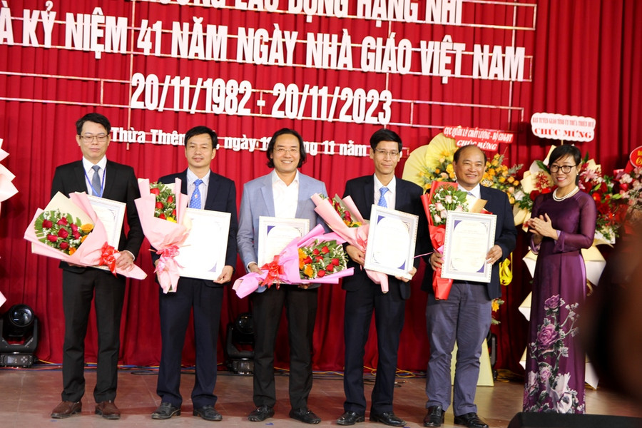 TS Tạ Thị Thu Hiền, Giám đốc Trung tâm Kiểm định chất lượng giáo dục - ĐH Quốc gia Hà Nội (phải) trao chứng nhận đạt chuẩn cho các trưởng khoa nhà trường.