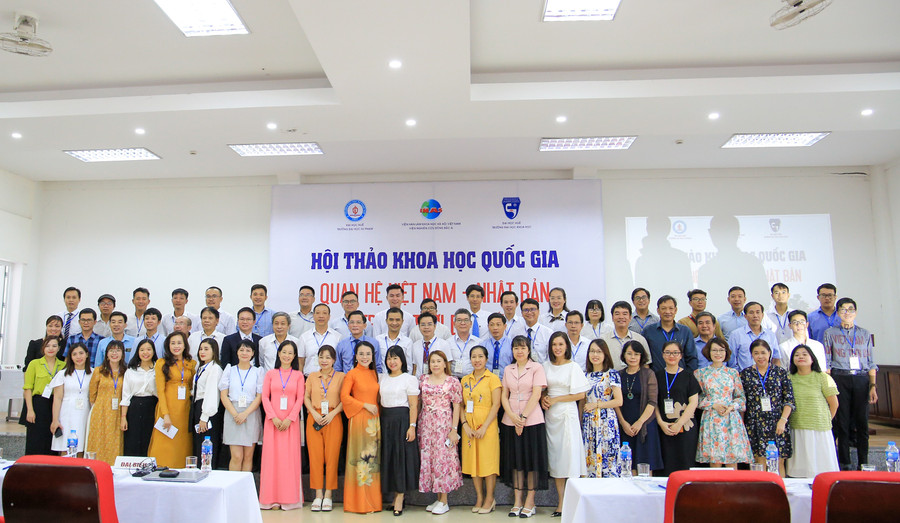 Các đại biểu, khách mời chụp ảnh lưu niệm tại Hội thảo.