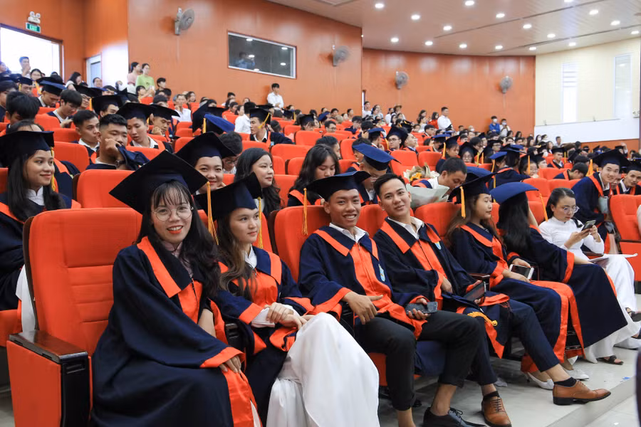 Các tân cử nhân vui vẻ, phấn khởi tại buổi lễ tốt nghiệp.