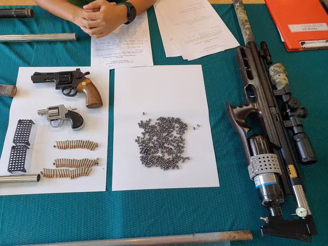 Số vũ khí người dân tự giác giao nộp. Ảnh: PV