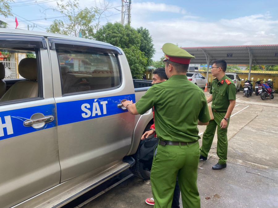 Công an TP Huế đưa Ngô Quốc Trí về nơi tạm giam. Công an TP Huế đưa Ngô Quốc Trí về nơi tạm giam.