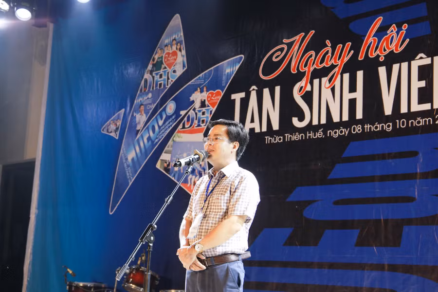 PGS.TS Nguyễn Thành Nhân - Phó Hiệu trưởng Trường ĐH Sư phạm, ĐH Huế phát biểu tại đêm giao lưu văn nghệ.