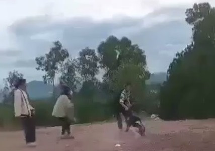 V. bị kéo lê dưới bãi đất và đá tại tượng đài Quang Trung (Ảnh cắt từ clip do gia đình cung cấp).