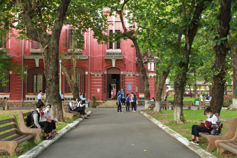 Trường THPT chuyên Quốc Học Huế (ảnh) cùng Trường THPT Hai Bà Trưng còn là nơi diễn ra kỳ thi vào lớp 10 chuyên. (Ảnh: Nhật Quỳnh). Trường THPT chuyên Quốc Học Huế (ảnh) cùng Trường THPT Hai Bà Trưng còn là nơi diễn ra kỳ thi vào lớp 10 chuyên. (Ảnh: Nhật Quỳnh).
