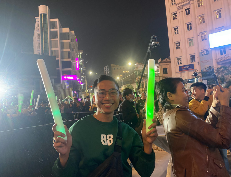 Niềm vui một bạn trẻ trong đêm Chào năm mới. Niềm vui một bạn trẻ trong đêm Chào năm mới.