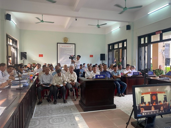 Nhiều bị cáo là cựu cán bộ công tác tại các cơ quan nhà nước, chủ doanh nghiệp.