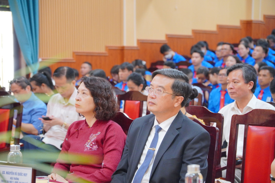 Thứ trưởng Bộ Y tế Nguyễn Thị Liên Hương (trái) và GS.TS. Nguyễn Vũ Quốc Huy - Hiệu trưởng Trường Đại học Y - Dược, Đại học Huế (phải) tại buổi lễ. (Ảnh: Nguyễn Quốc). Thứ trưởng Bộ Y tế Nguyễn Thị Liên Hương (trái) và GS.TS. Nguyễn Vũ Quốc Huy - Hiệu trưởng Trường Đại học Y - Dược, Đại học Huế (phải) tại buổi lễ. (Ảnh: Nguyễn Quốc).