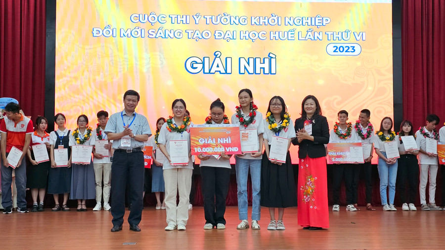 Nhóm dự án với ý tưởng "Ứng dụng công nghệ trực tuyến ON" đạt giải Nhì. Nhóm dự án với ý tưởng "Ứng dụng công nghệ trực tuyến ON" đạt giải Nhì.