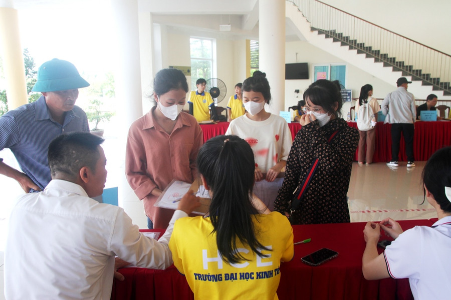 Các phụ huynh đi cùng thí sinh trúng tuyển làm thủ tục nhập học vào Trường ĐH Kinh tế, ĐH Huế (Ảnh: Đại Dương).