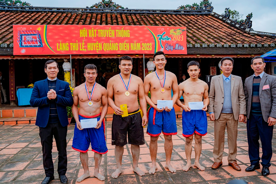 Các đô vật nam nhận giải. (Ảnh: Đình Hoàng). Các đô vật nam nhận giải. (Ảnh: Đình Hoàng).