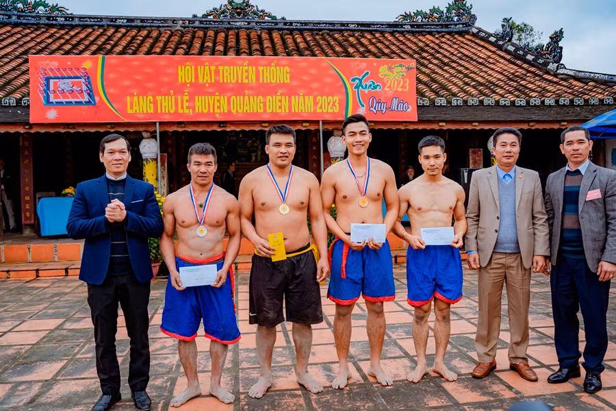 Các đô vật nam nhận giải. (Ảnh: Đình Hoàng).