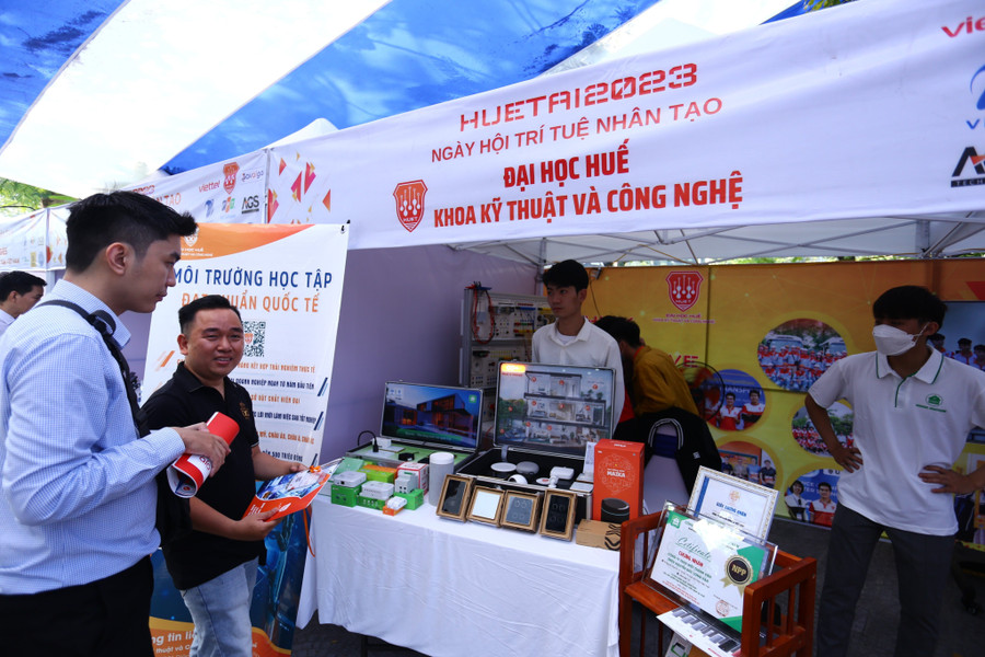 Các đại biểu tham dự các gian hàng tại Ngày hội. Các đại biểu tham dự các gian hàng tại Ngày hội.