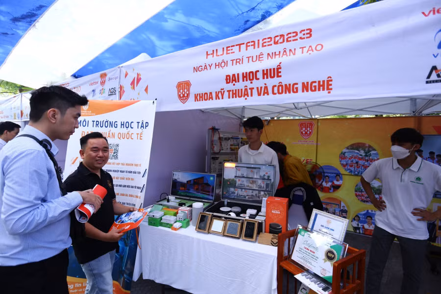 Các đại biểu tham dự các gian hàng tại Ngày hội.