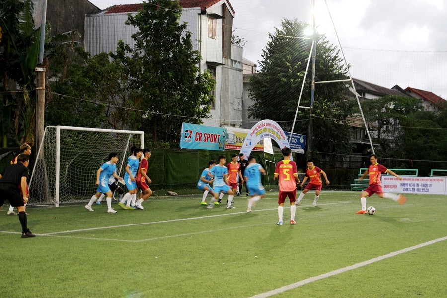 Trận đầu tiên sau lễ khai mạc giữa Cẩm Xuyên (áo đỏ) và Hương Khê (áo xanh) đã diễn ra sôi nổi, quyết liệt. Trận đầu tiên sau lễ khai mạc giữa Cẩm Xuyên (áo đỏ) và Hương Khê (áo xanh) đã diễn ra sôi nổi, quyết liệt.