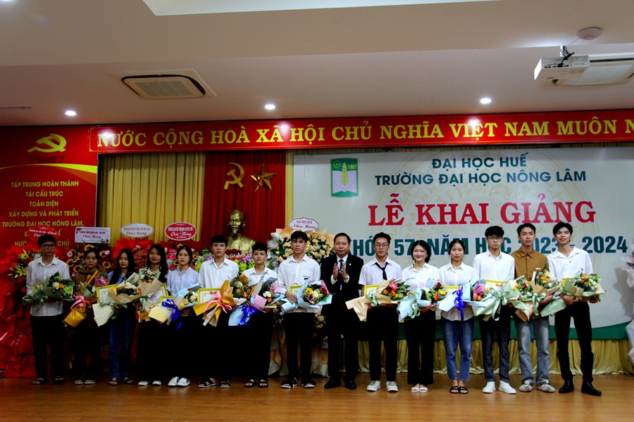 ...và các thủ khoa ngành.