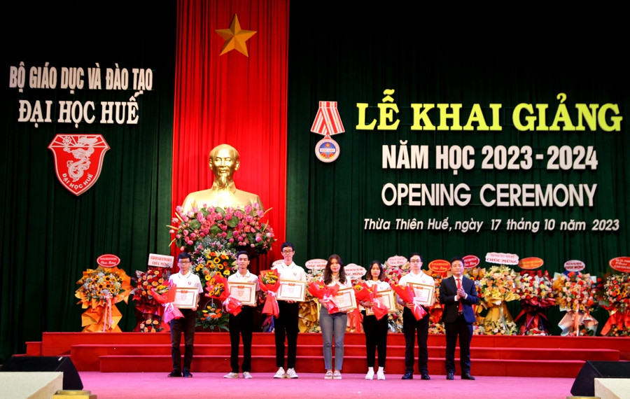 Trao thưởng cho các sinh viên đạt giải trong các kỳ thi quốc gia, quốc tế. (Ảnh: Đại Dương)