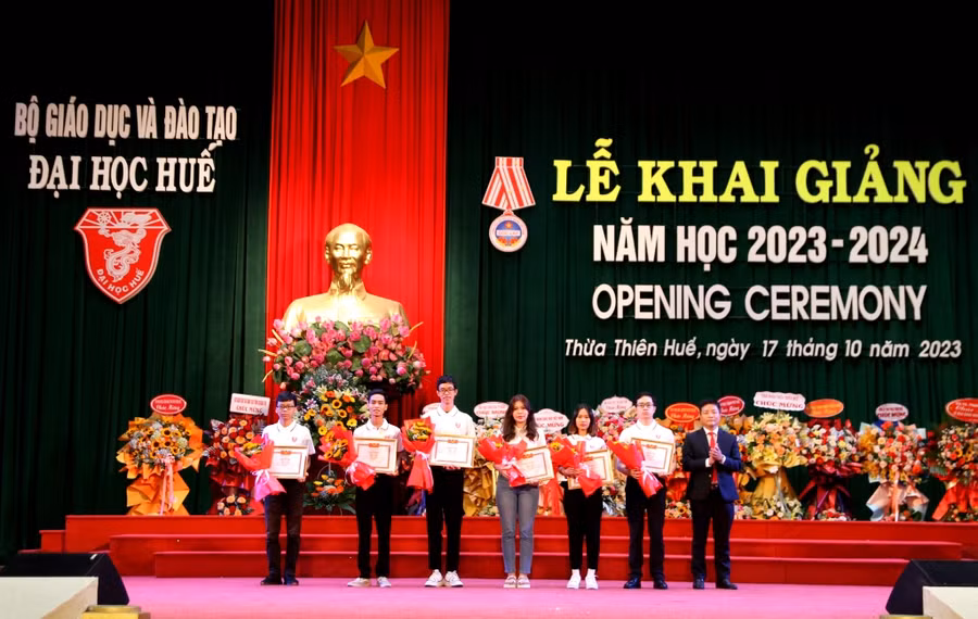 Trao thưởng cho các sinh viên đạt giải trong các kỳ thi quốc gia, quốc tế. (Ảnh: Đại Dương)